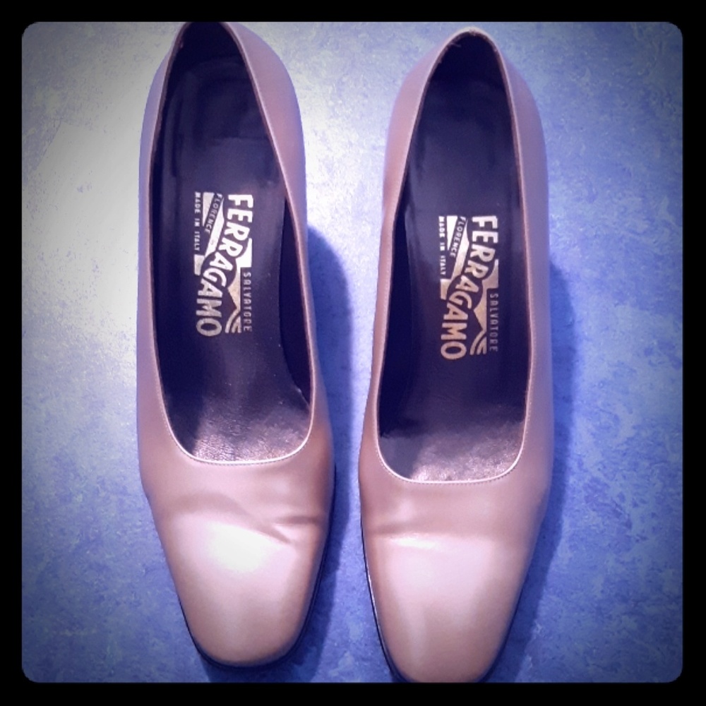Salvatore Ferragamo gold leather pumps 7.5